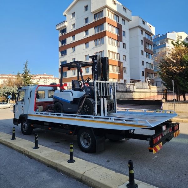 Yenimahalle forklift kiralama fiyatları için sahada çalışan forklift makinesi